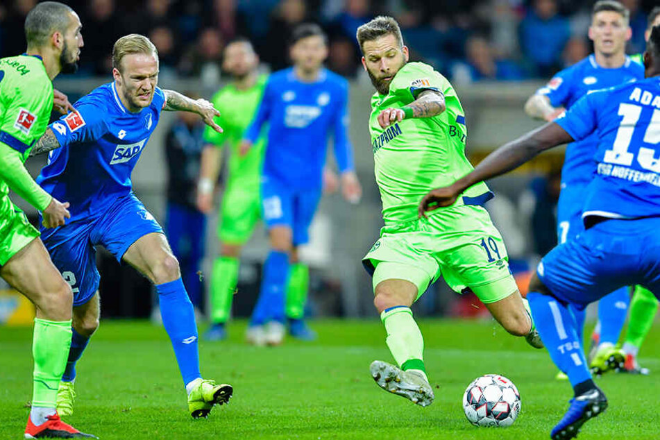S04-Stürmer Guido Burgstaller (Zweiter von rechts, am Ball) hielt die Hoffenheimer Defensive ordentlich auf Trab.