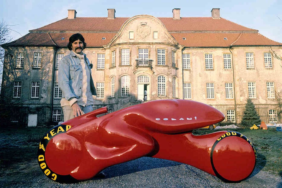 Besonders in den 70er und 80er Jahren verdiente er sehr viel Geld, galt als erster Designer, der seine Werke unter seinem Namen vermarktete. Hier im Jahr 1973 mit einem Entwurf für ein turbinengetriebenes Zweirad.