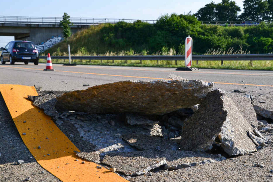 Für etwa zwei Wochen wird die Fahrbahn auf der A38 bei Merseburg saniert. (Symbolbild)