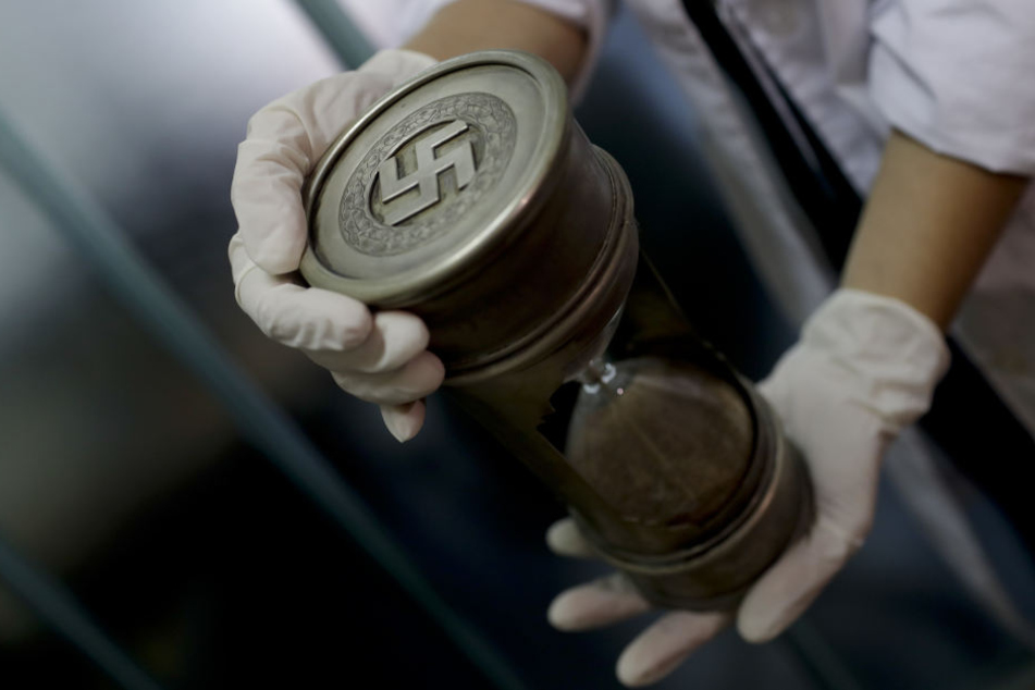 Mehrere Nazi-Devotionalen wurden jetzt in Buenos Aires beschlagnahmt, darunter auch diese Sanduhr mit Hakenkreuz.