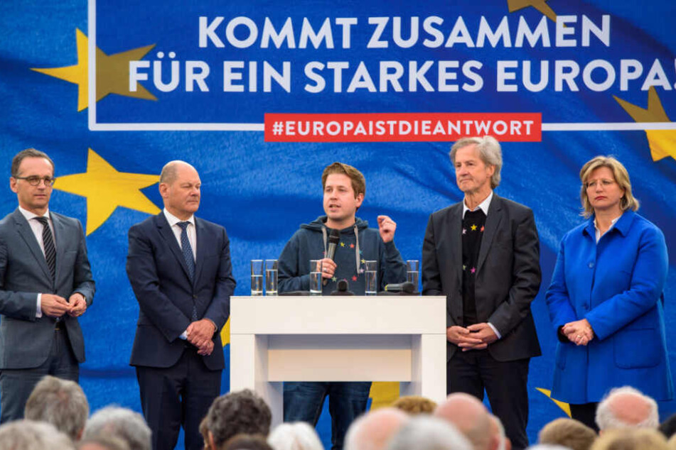 Kevin Kühnert (Mitte) spricht beim bundesweiten Auftakt des SPD-Europawahlkampfs.