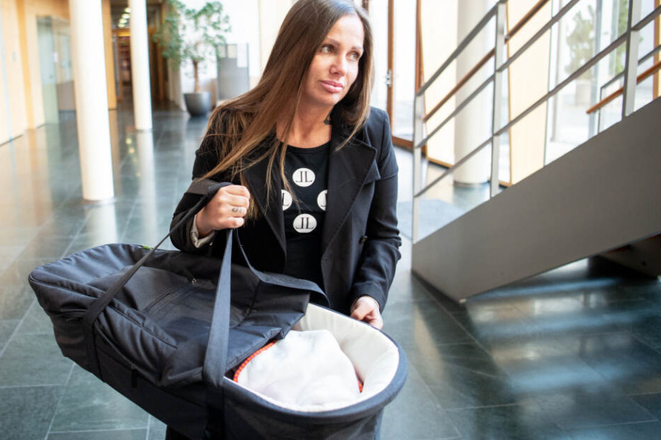 Schwesta Ewa brachte ihre kleine Tochter Aaliyah Jeyla mit ins Gerichtsgebäude.