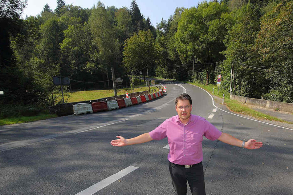 Hohnsteins Bürgermeister Daniel Brade (35,SPD) fordert die Sperrung der Serpentine bergaufwärts für Motorradfahrer.