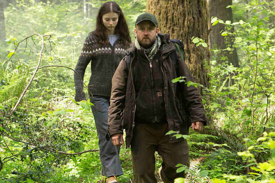 Tom (Thomasin McKenzie) und Will (Ben Foster) auf der Suche nach Nahrung.