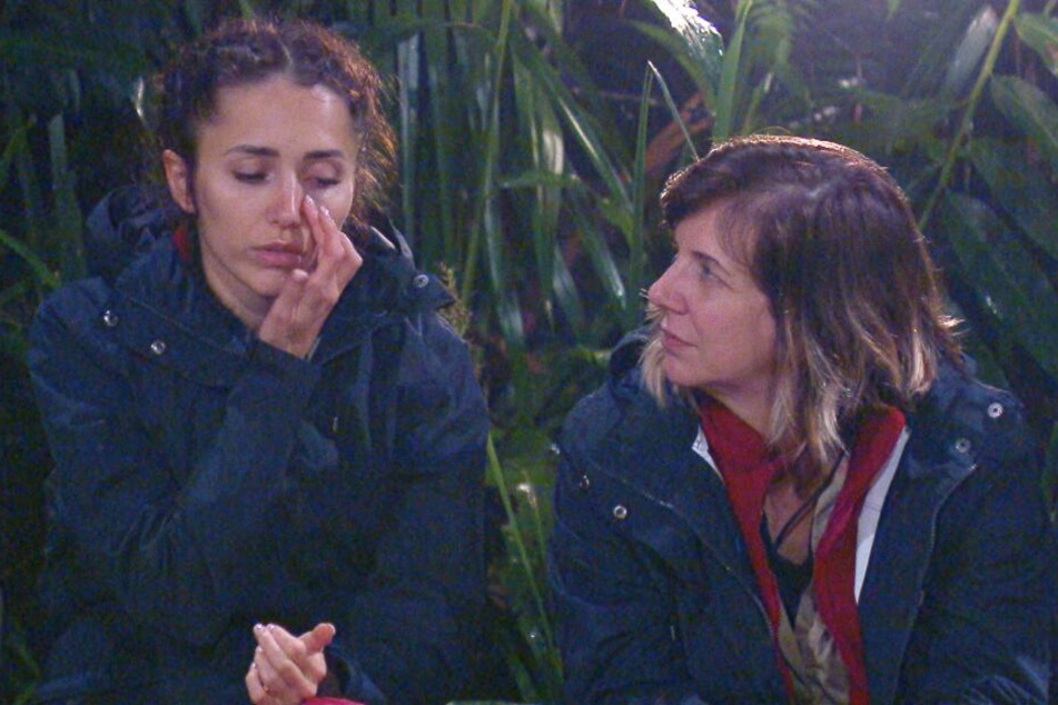 Am lodernden Lagerfeuer packt Anastasiya (l.) endlich mal einen Schicksalsschlag aus. Nörgel-Danni (r.) dachte bis dahin, dass nur sie sowas trifft.