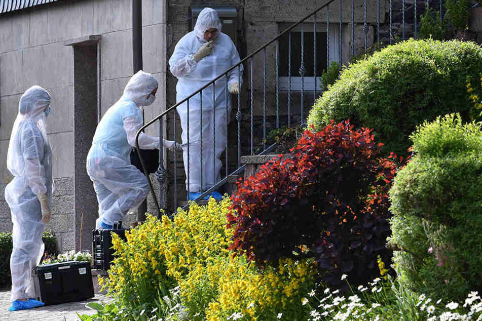 Kriminaltechniker sichern Spuren am Tatort in Altenfeld.