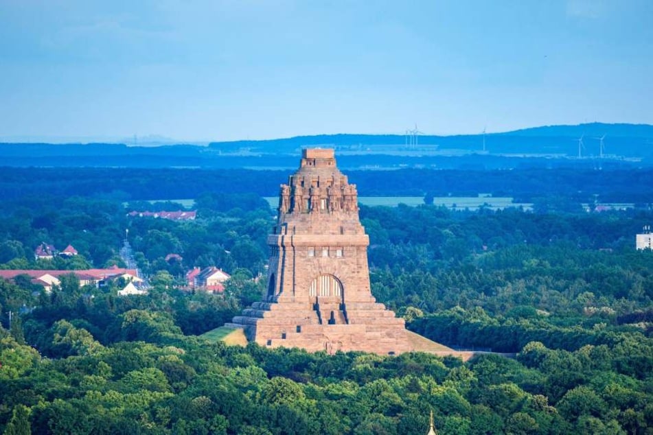 Nicht nur das Völkerschlachtdenkmal zieht Touristen an, gehört aber zu den Hauptsehenswürdigkeiten von Leipzig.