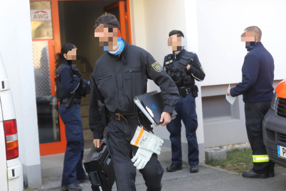 Auch einen Tag nach dem schrecklichen Fund sind die Ermittler noch vor Ort.