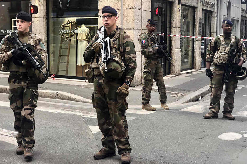 Soldaten der französischen Anti-Terror-Einheit "Vigipirate Mission" sperrte den Tatort ab.