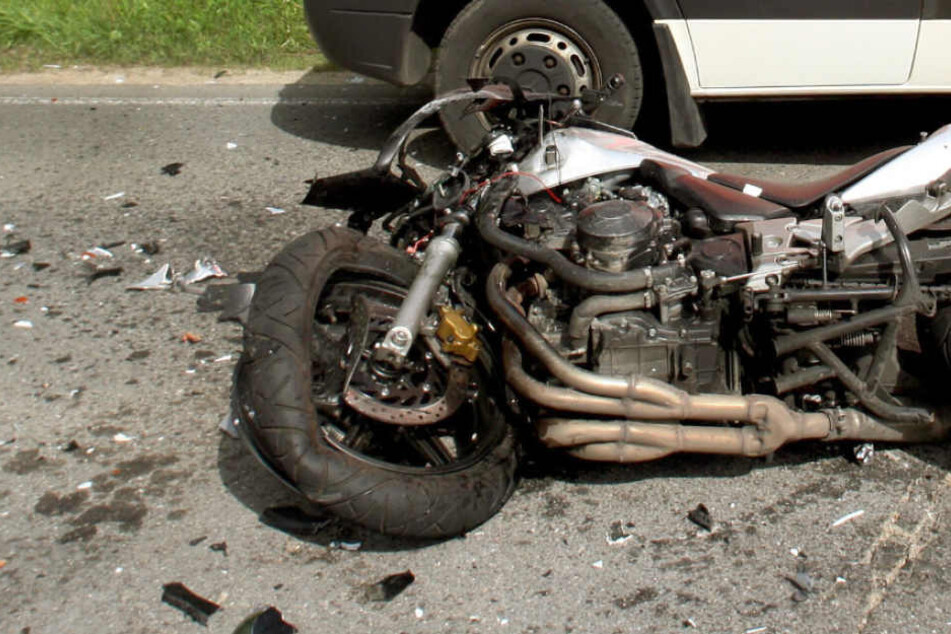 Der Pkw-Fahrer übersah den Motorradfahrer: Dann krachte es (Symbolbild).