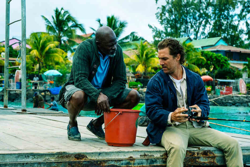 Duke (l., Djimon Hounsou) versucht seinem schwierigen Chef Baker Dill (Matthew McConaughey) zu helfen, wo er nur kann.