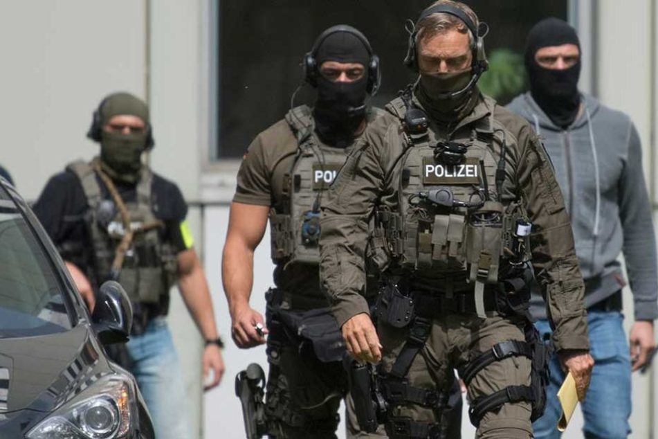 Beamte des SEK mussten eine renitenten 72-Jährigen überwältigen (Symbolbild).