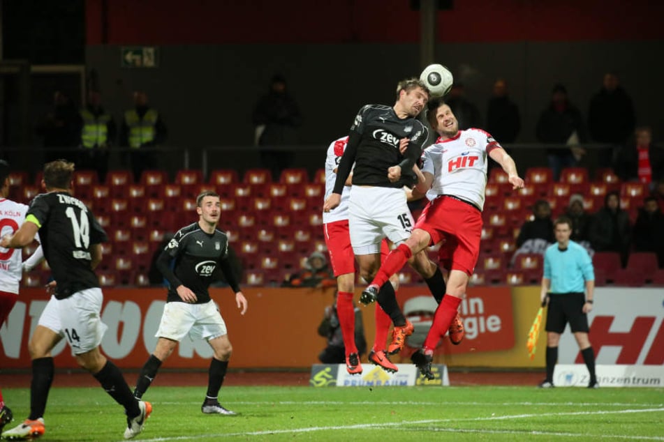 Ronny König im Kopfballduell gegen Kölns Kapitän Daniel Flottmann.