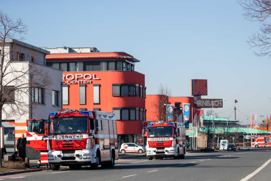 Feuerwehr-Fahrzeuge stehen auf einer Straße neben einem Gelände, auf dem eine Fliegerbombe aus dem Zweiten Weltkrieg entdeckt wurde.