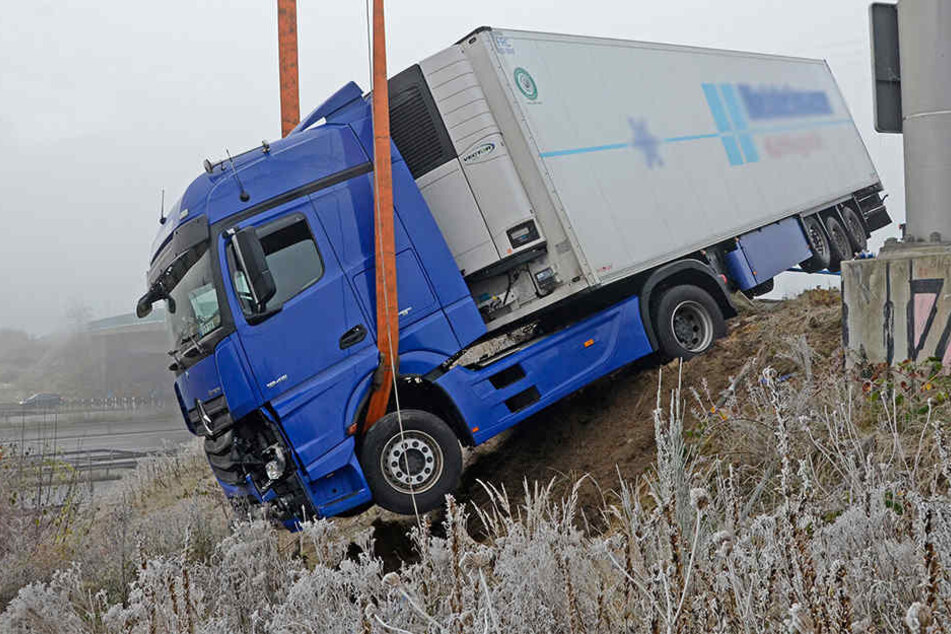Ein Lastwagen war bei Moorfleet von der Fahrbahn gerutscht.