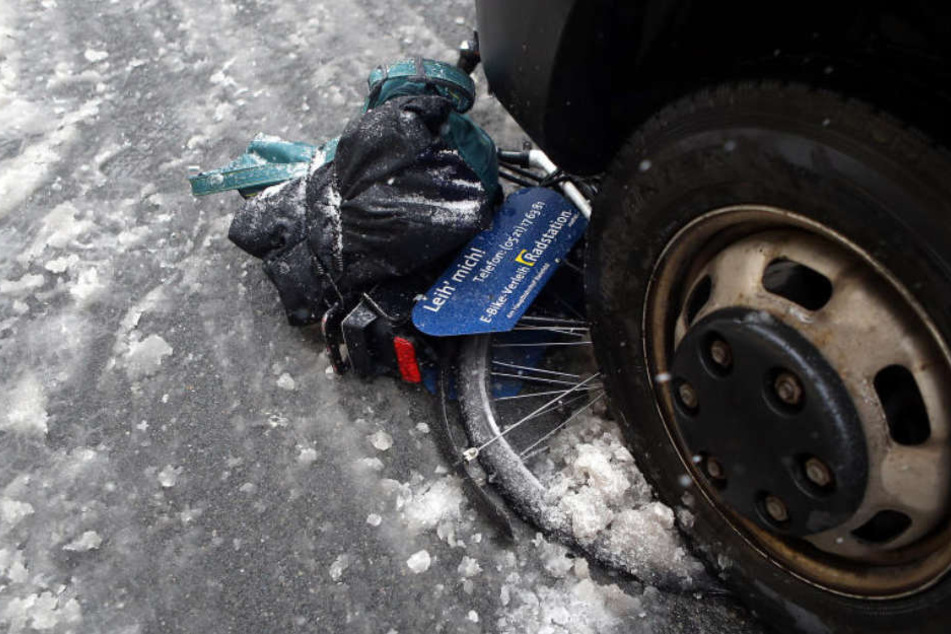 Der Radfahrer geriet unter den Lieferwagen.