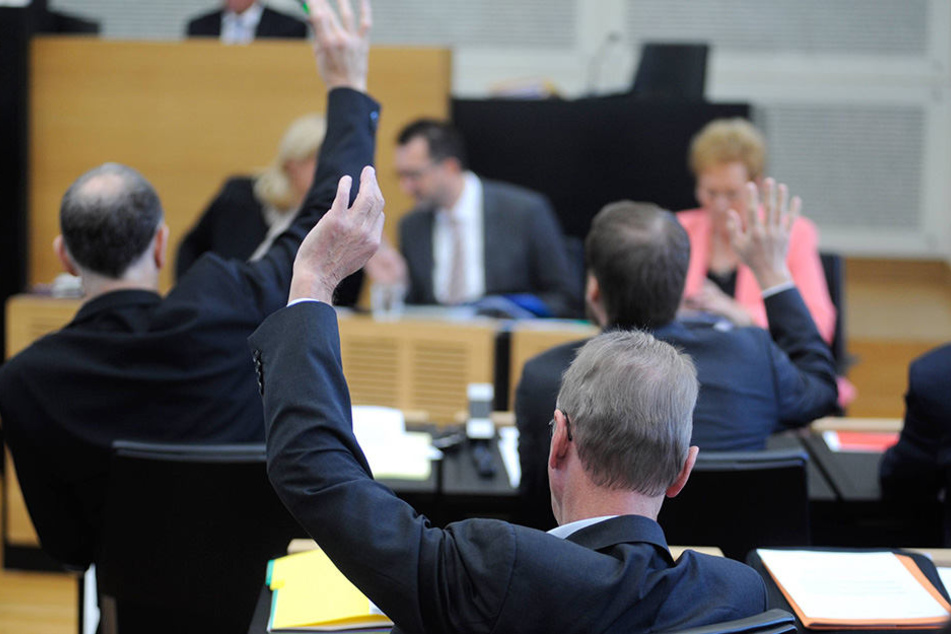 Einmal kurz die Hand gehoben und schon wurde falsch abgestimmt. (Symbolbild)