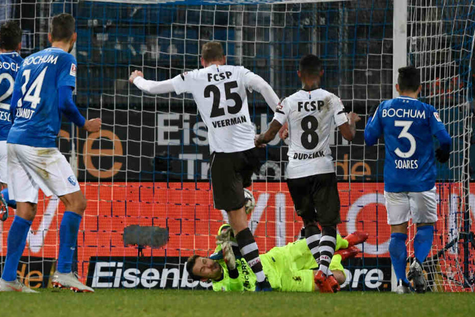 Nach dem verschossenen Elfmeter von Sami Allagui donnert Henk Veerman den Ball zum 2:1 in die Maschen.