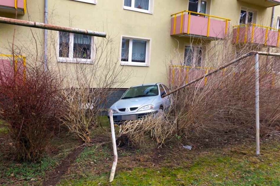 Die Fahrt wurde erst durch ein robustes Eisengländer vor dem Wohnhaus gestoppt.