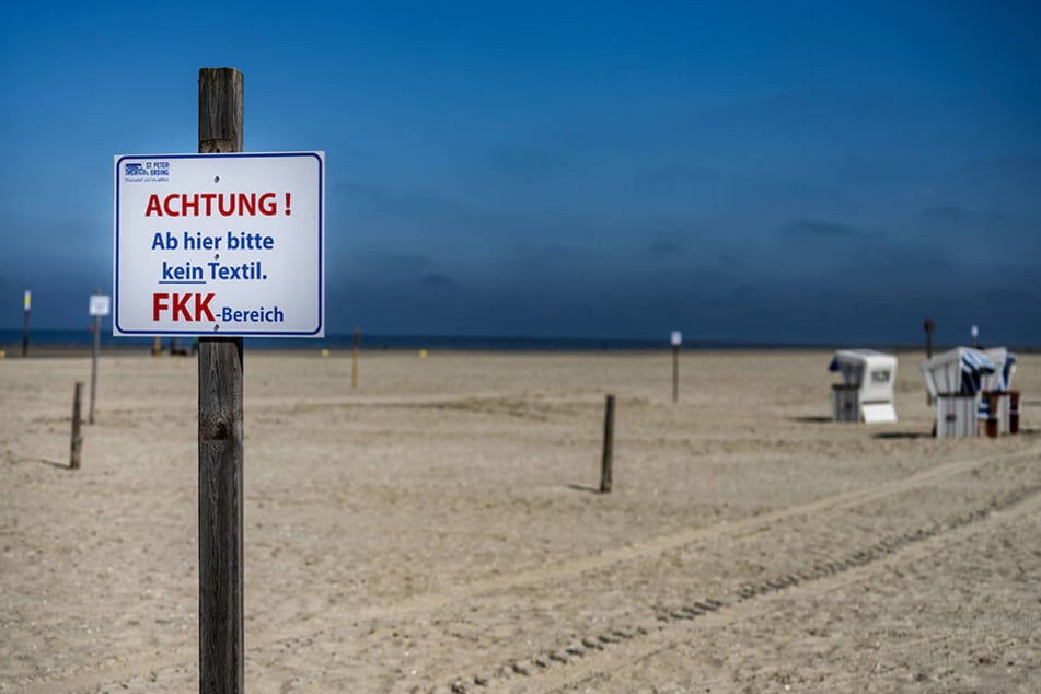 Nackte Tatsachen als Ost-Export: Auch im Westen trennen Schilder längst FKK-Bereiche an den Stränden ab - so wie hier im nordfriesischen Sankt Peter-Ording.