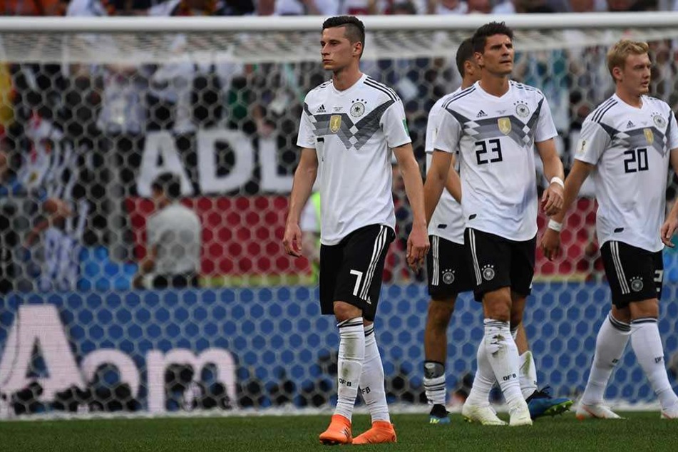 Julian Draxler (l-r), Mario Gomez und Julian Brandt aus Deutschland gehen nach dem Abpfiff enttäuscht vom Platz.
