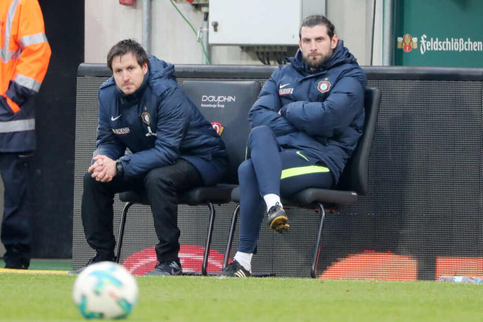 Müssen bis Freitagabend Lösungen finden, um ihr Team wieder in die Spur zu bekommen: Cheftrainer Hannes Drews (l.) und sein Co Robin Lenk.