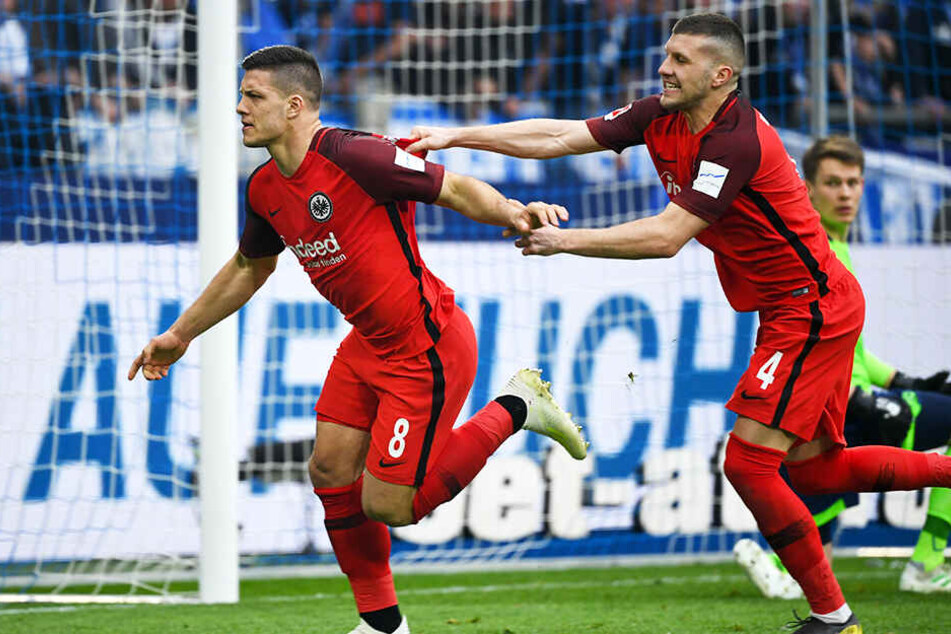 Die beiden Frankfurter Torschützen Ante Rebic (r.) und Lukas Jovic bejubeln den 2:1-Siegtreffer in der neunten (!) Minute der Nachspielzeit.