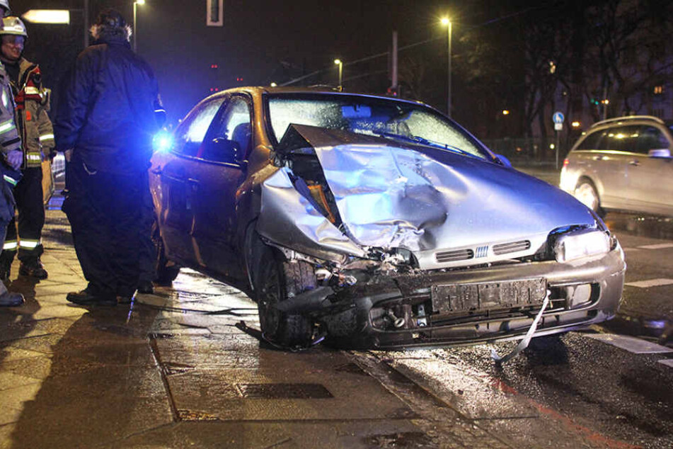 Der völlig demolierte Fluchtwagen auf der Hauptstraße in Berlin-Rummelsburg.