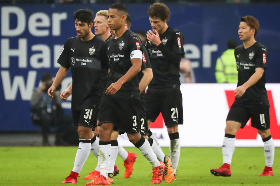 Stuttgarts Berkay Özcan (von links nach rechts), Andreas Beck, Dennis Aogo, Emiliano Insua, Benjamin Pavard und Takuma Asano im Spiel gegen den Hamburger SV.
