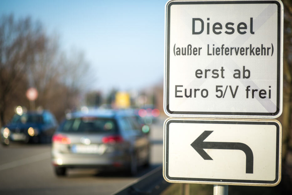 Berlin will noch 15 weitere Straßenabschnitte für bestimmte Dieselfahrzeuge sperren (Symbolbild).