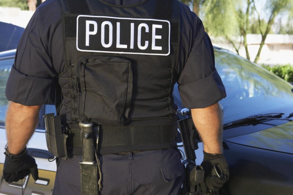 Der Mann gab sich mit einem gefälschten Ausweis als Polizist aus. (Symbolbild)