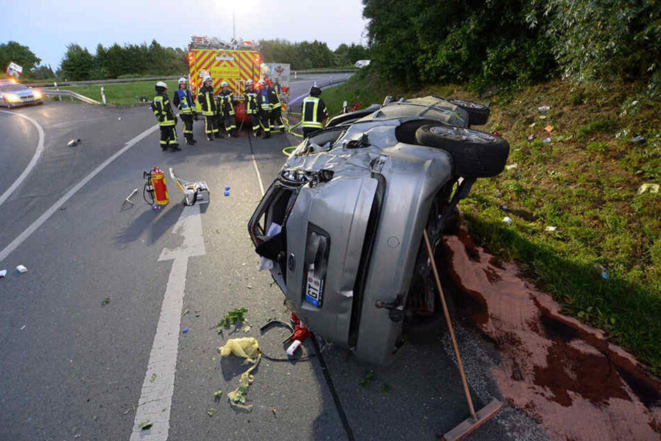 Der Rietberger touchierte mehrere Schutzplanken und Verkehrszeichen.