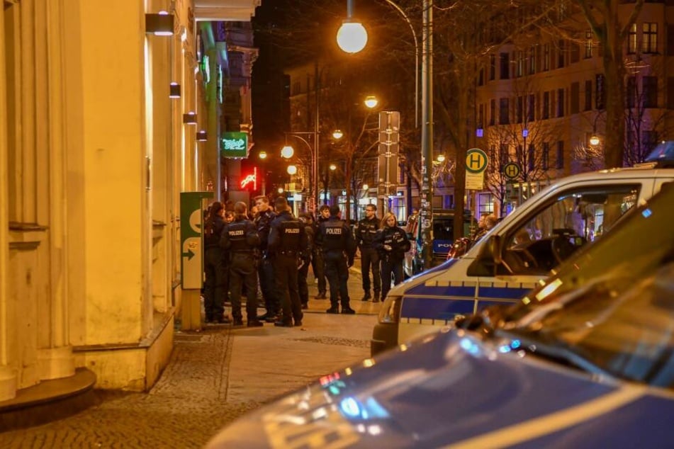 Am Samstagabend kam es zu einer heftigen Auseinandersetzung auf dem Hasselbachplatz in Magdeburg.