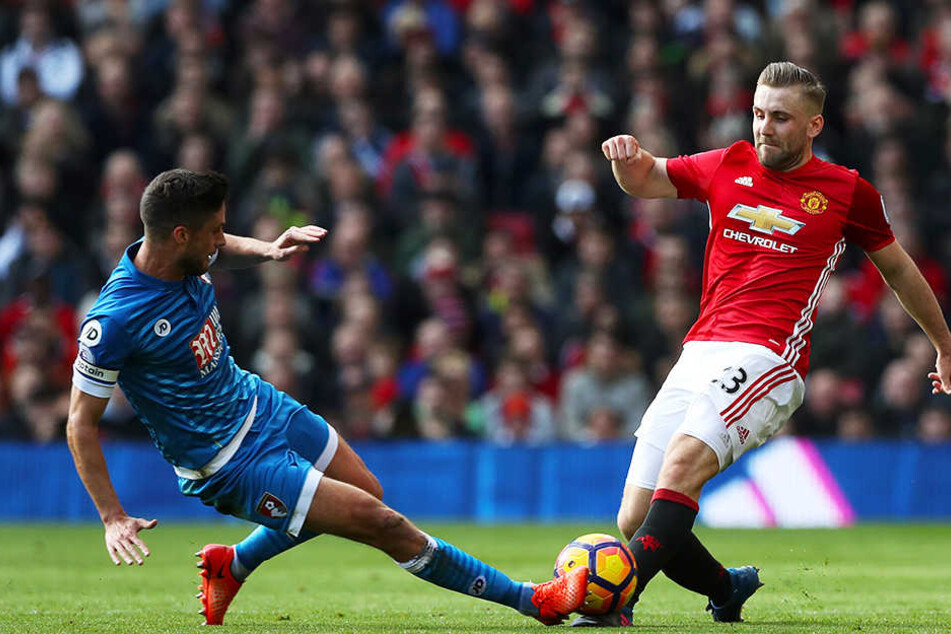 Kann mittlerweile wieder Fußball auf höchstem Niveau spielen: Manchester Uniteds Luke Shaw (r.), hier im Zweikampf mit AFC-Bournemouth-Profi Andrew Surman.