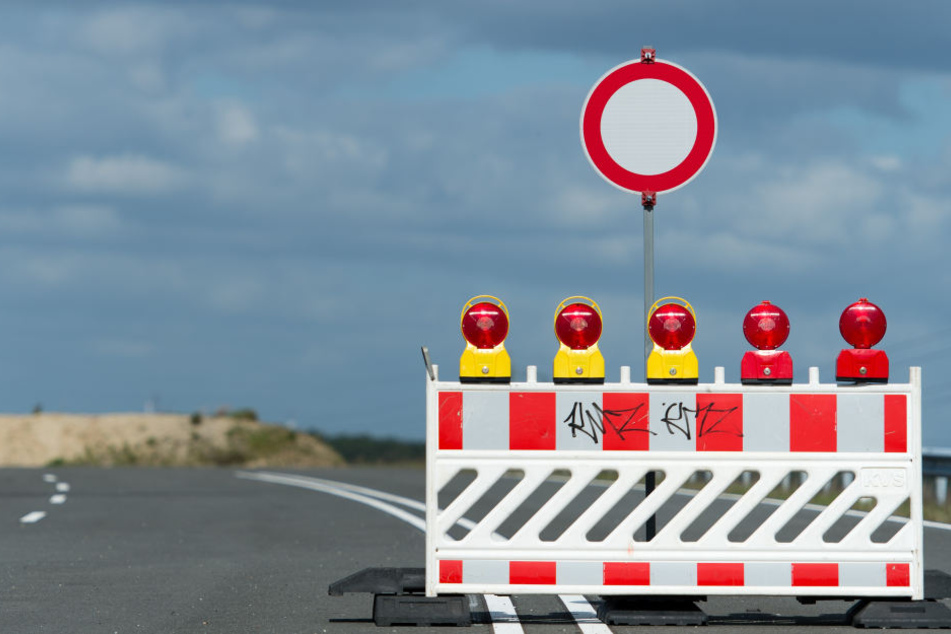 Drei Autos stießen auf der B3 zusammen. (Symbolbild)