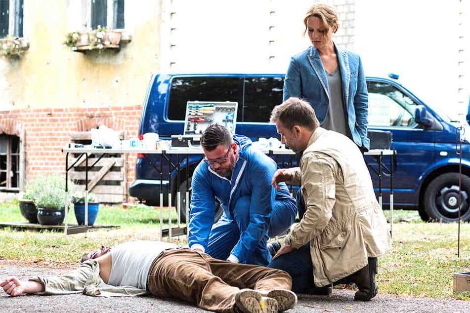 Die beiden Ermittler, Olga Lenski (Maria Simon, 43) und Adam Raczek (Lucas Gregorowicz, 42), sichern Spuren nach dem tödlichen Übergriff auf einen polnischen Bauern.