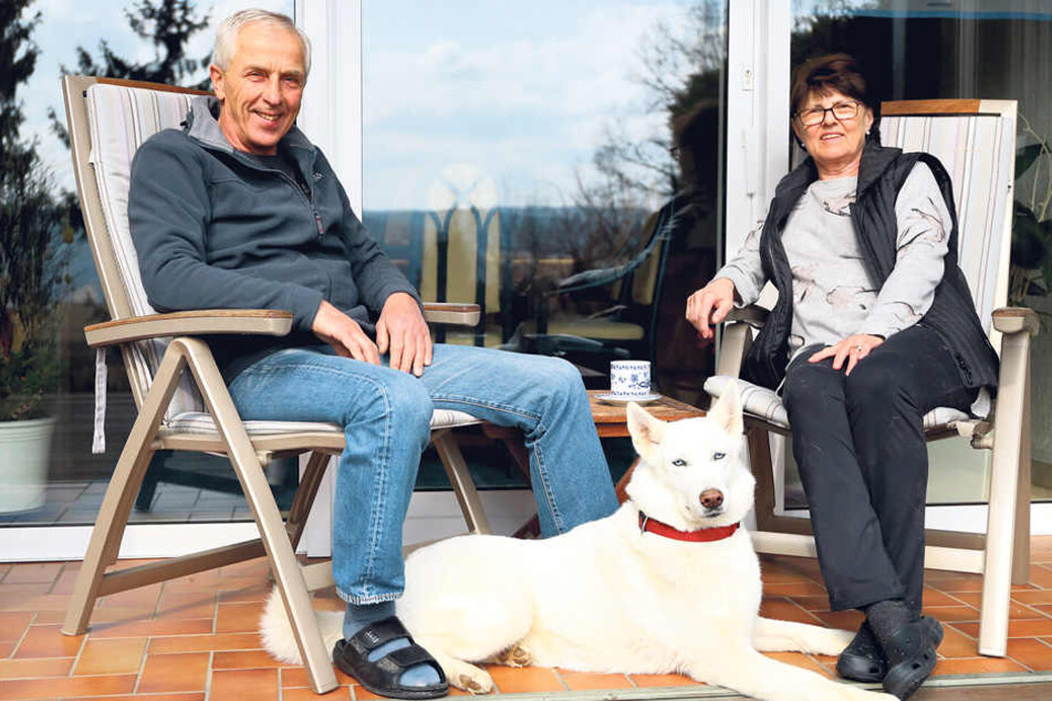 Glückliche Rentner: Christoph Franke mit seiner Frau Maria. Husky-Mix Luna ist natürlich immer dabei.