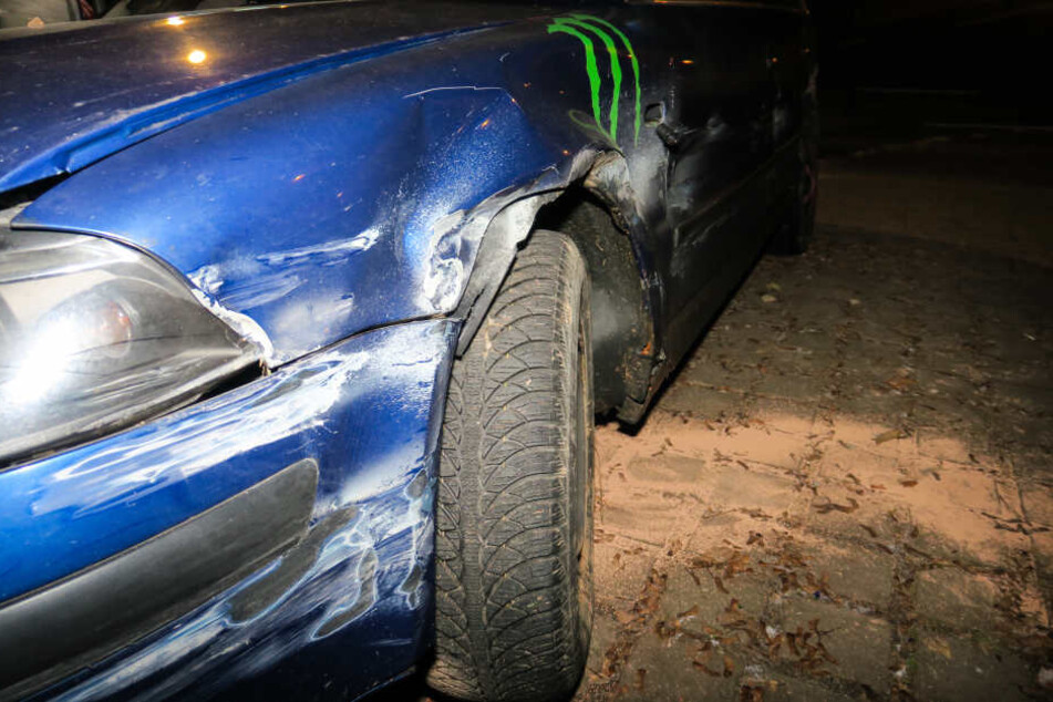 Die Schäden auf der Fahrerseite sind vermutlich durch den Kontakt mit der Leitplanke entstanden.