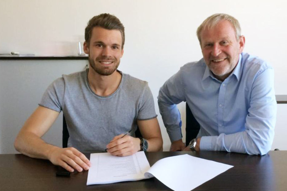 Christopher Buchtmann mit Sportchef Uwe Stöver bei der Vertragsunterzeichnung.