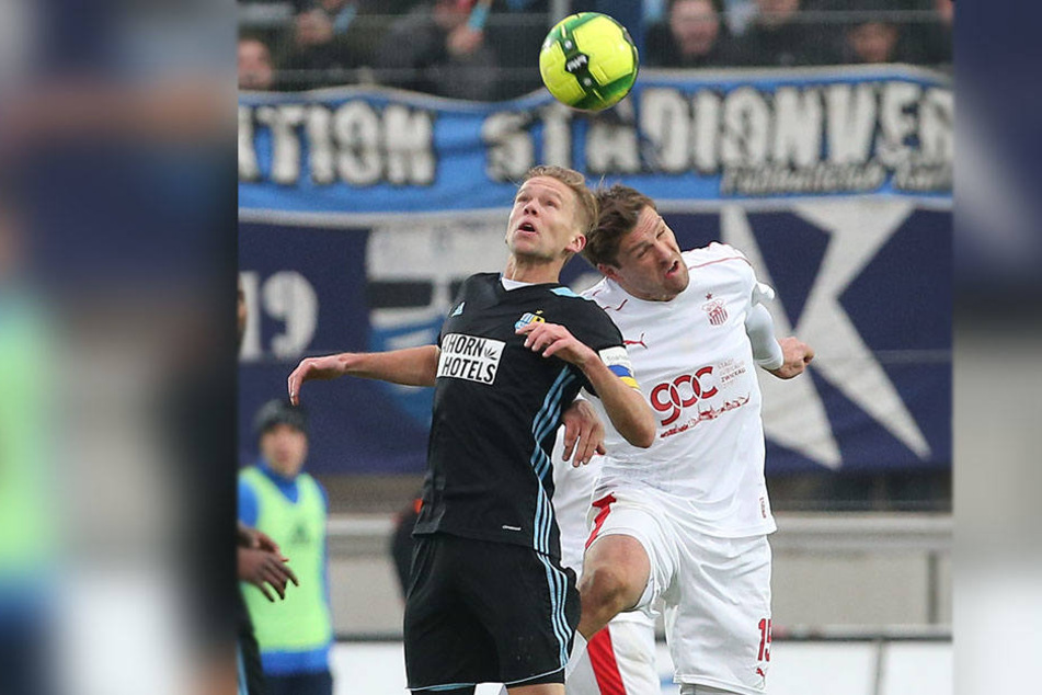 Ronny König (r.) beim Kopfballduell mit dem Chemnitzer Dennis Grote.