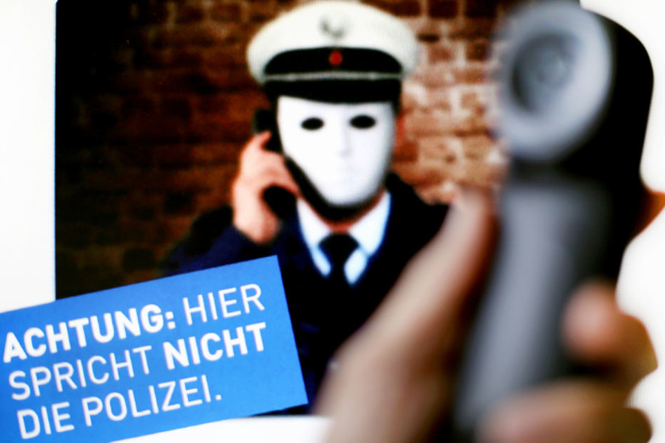 Die Lübecker Polizei warnt derzeit vor Anrufen von falschen Kriminalbeamten.