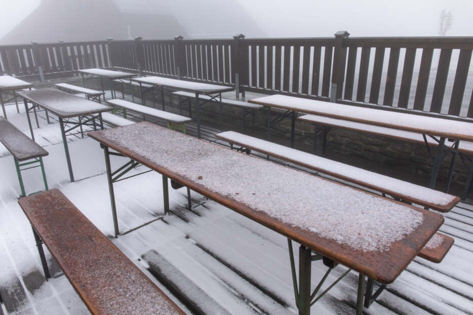 Kein Biergartenwetter: Auf dem Fichtelberg hat es geschneit.