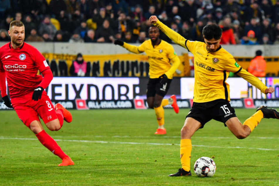 30. Januar 2019: Osman Atilgan (r.) zieht vor dem Bielefelder Florian Hartherz ab und trifft zum zwischenzeitlichen 1:0 für Dynamo Dresden. Am Ende gewann die Arminia mit 4:3.