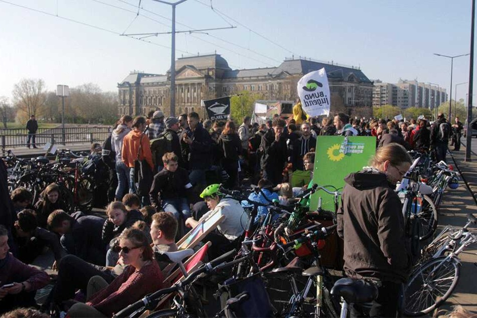 Protest auf der Carolabrücke.