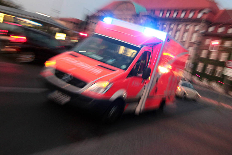 In 25-Jähriger ist nach seiner Geburtstagsfeier aus einer Dachgeschosswohnung gestürzt.