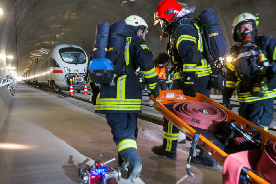 Feuerwehr und Rettungskräfte waren in voller Schutzkleidung im Tunnel im Einsatz.