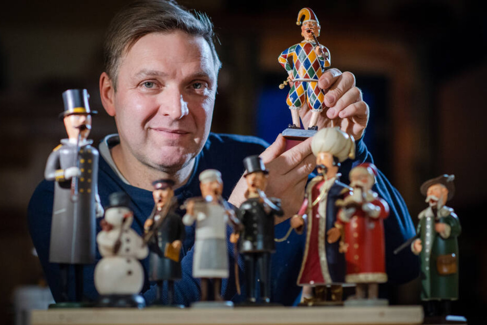 Mathias Grünzig (50) stellt Räuchermännchen her, die teilweise aus Teig sind. Am aufwendigsten gefertigt ist der Harlekin.