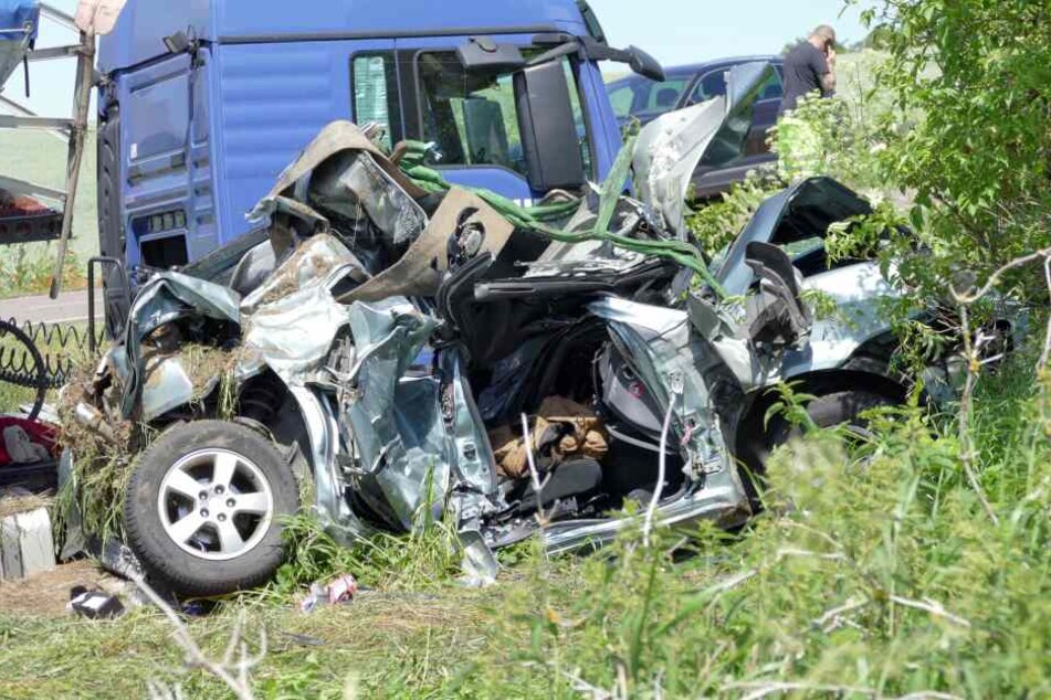Das Auto wurde bis ins Unkenntliche zerstört.
