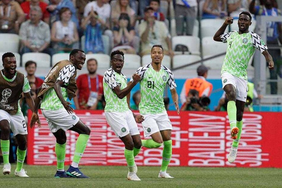 Ahmed Musa aus Nigeria (m.) jubelt über seinen Treffer zum 1:0.
