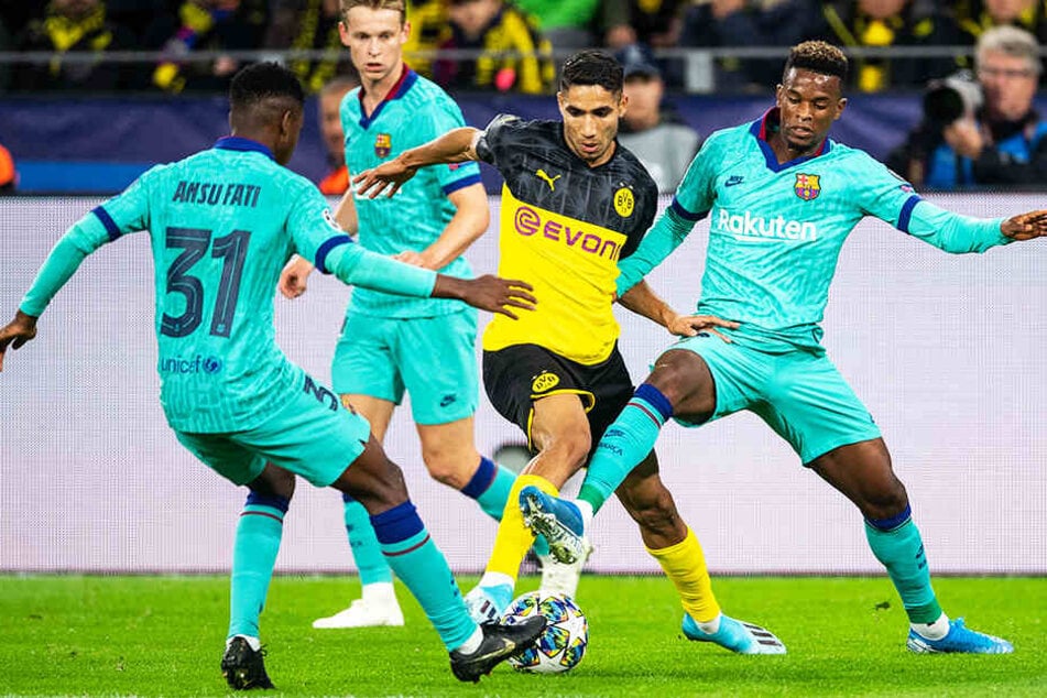 Umringt von Gegenspielern: Dortmunds Achraf Hakimi (Zweiter von rechts) versucht, den Ball gegen Ansu Fati (l.) und Nelson Semedo (r.) zu behaupten. Aufmerksamer Beobachter ist Frenkie de Jong.